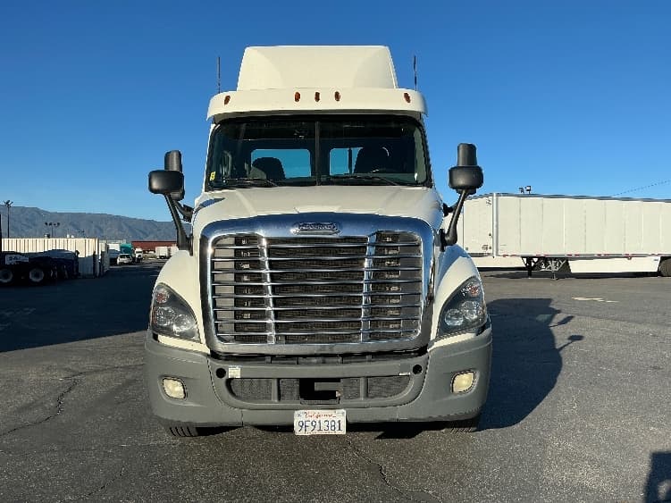 2019 Freightliner Cascadia — photo 2