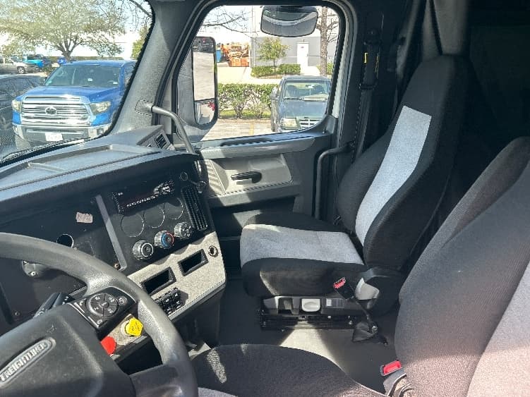 2019 Freightliner Cascadia — photo 10