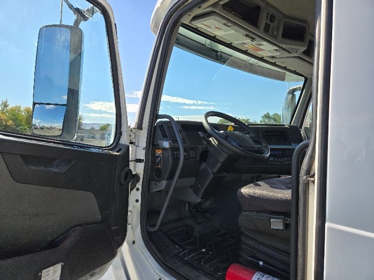 2019 Volvo VNL 300 — photo 9