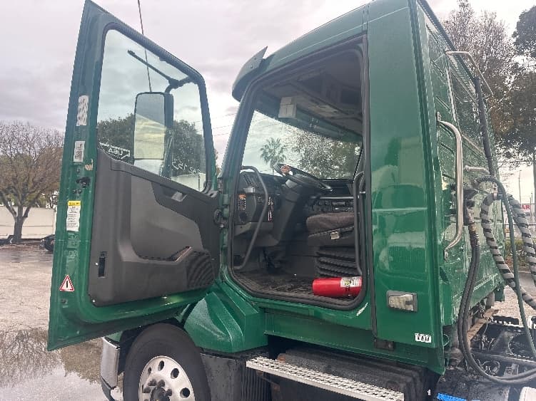 2019 Volvo VNL 300 — photo 9