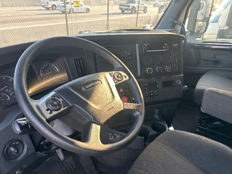 2024 Freightliner Cascadia — photo 10