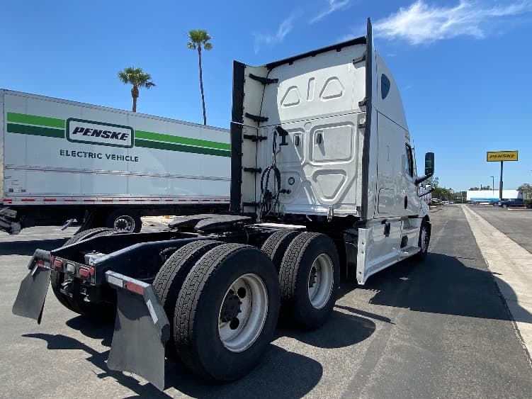 2024 Freightliner Cascadia — photo 7