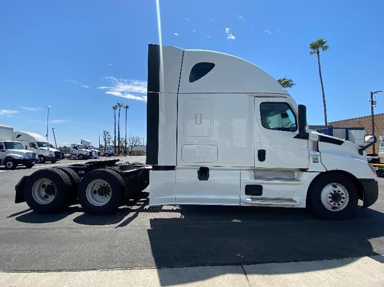 2024 Freightliner Cascadia — photo 8
