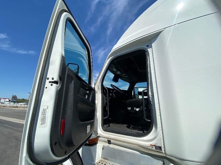 2024 Freightliner Cascadia — photo 9