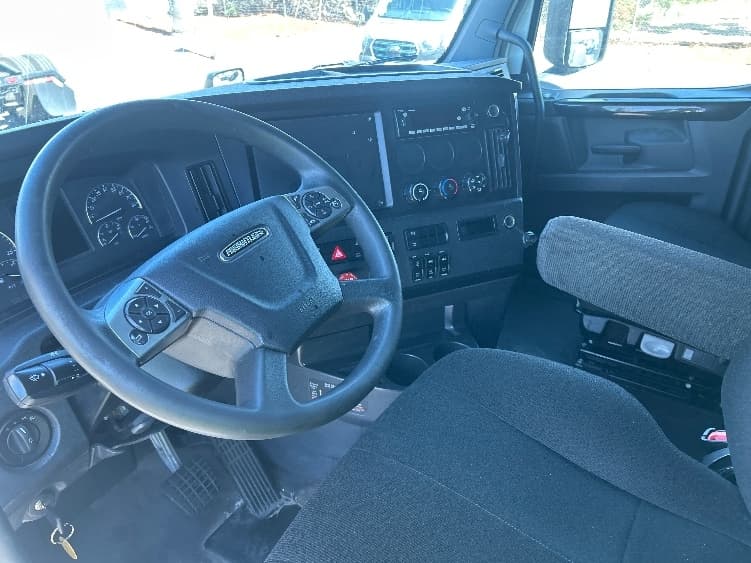 2024 Freightliner Cascadia — photo 10