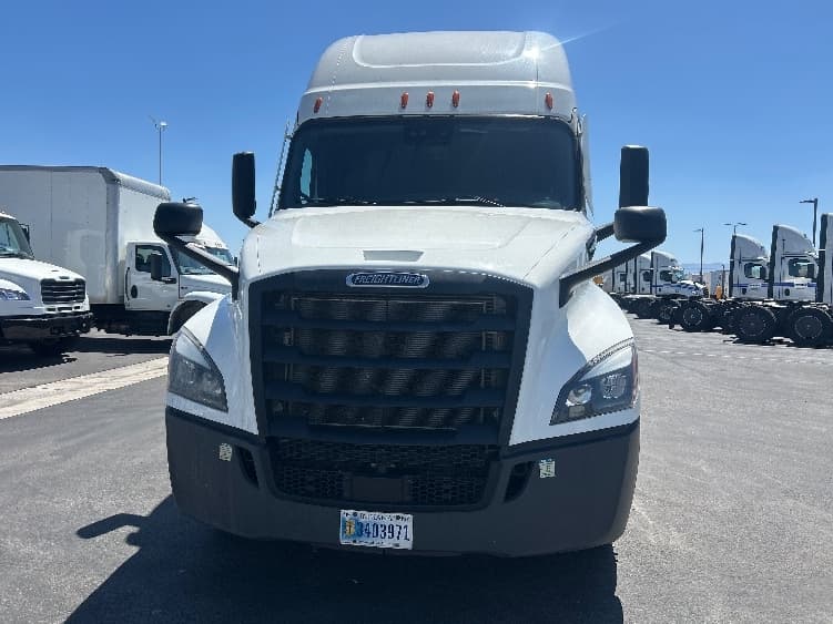 2024 Freightliner Cascadia — photo 2