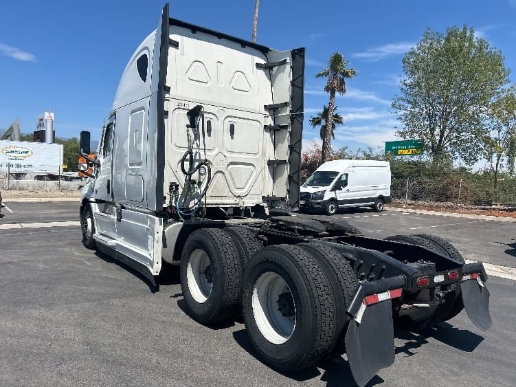 2024 Freightliner Cascadia — photo 5