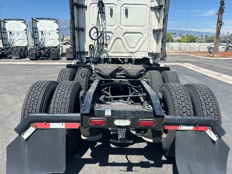 2024 Freightliner Cascadia — photo 6