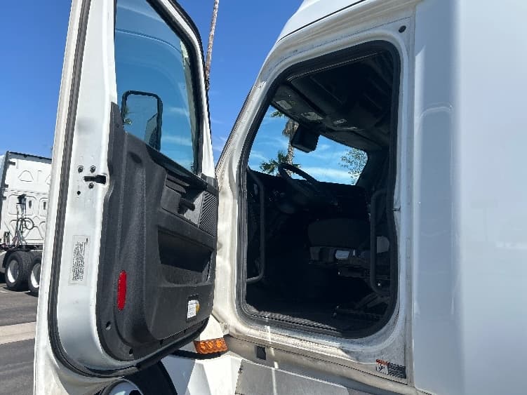 2024 Freightliner Cascadia — photo 9