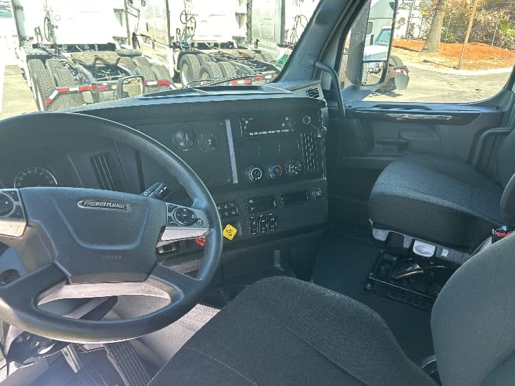 2024 Freightliner Cascadia — photo 10