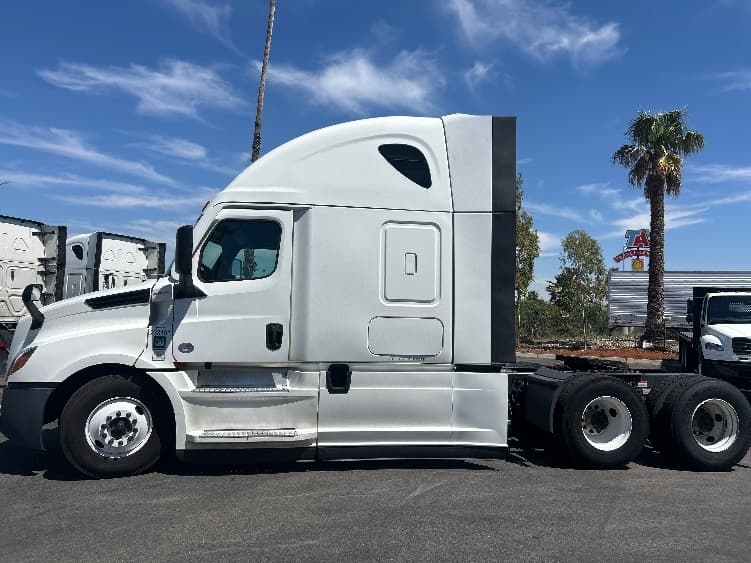 2024 Freightliner Cascadia — photo 4