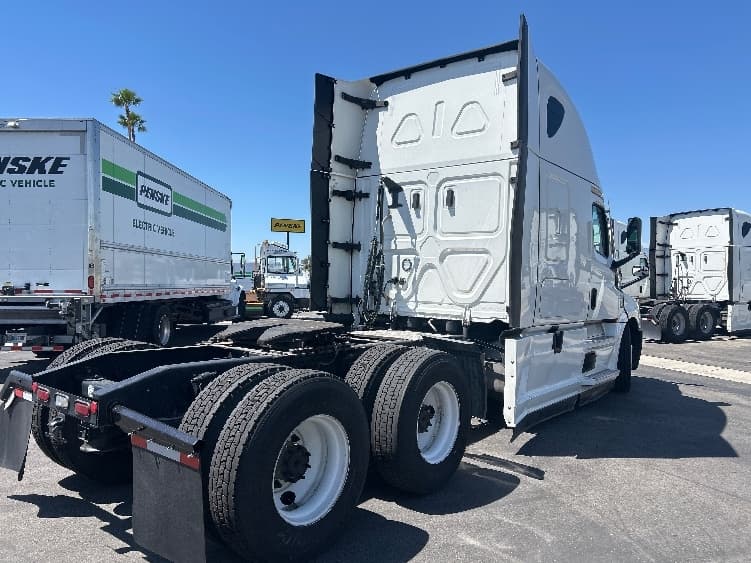 2024 Freightliner Cascadia — photo 7