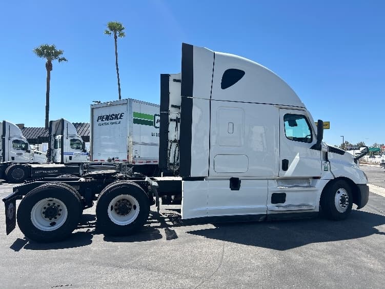 2024 Freightliner Cascadia — photo 8