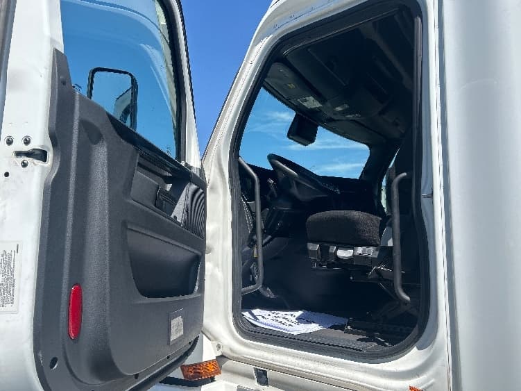 2024 Freightliner Cascadia — photo 9