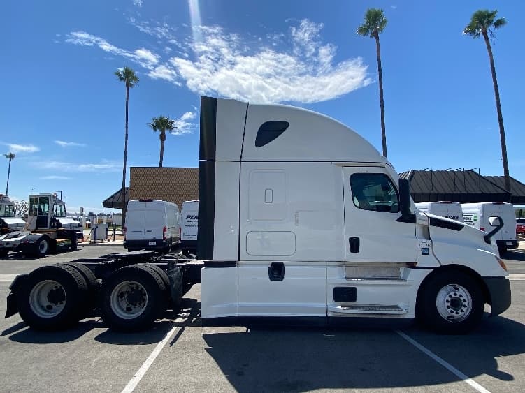 2024 Freightliner Cascadia — photo 8