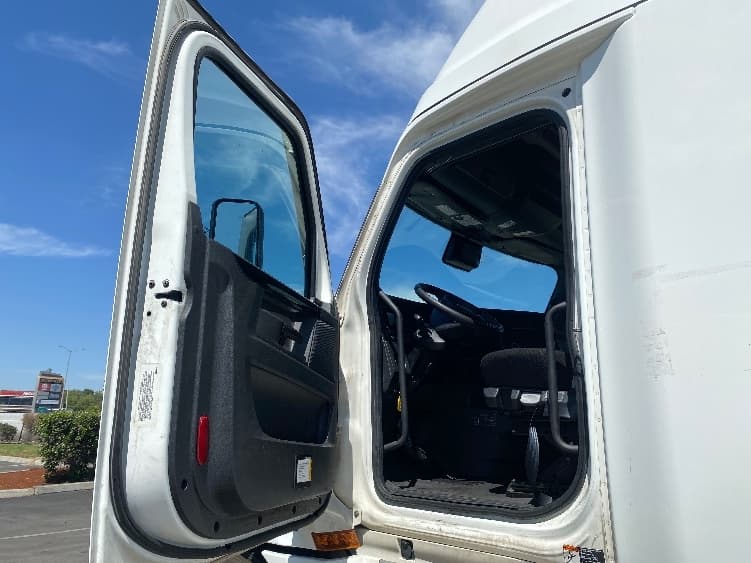 2024 Freightliner Cascadia — photo 9