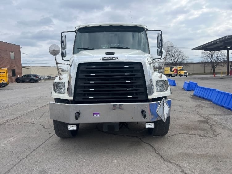 2019 Freightliner 114SD — photo 2