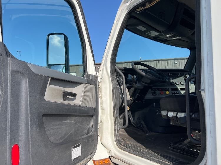 2019 Freightliner Cascadia — photo 9
