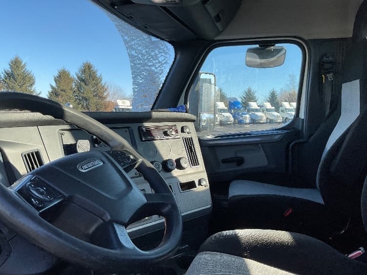 2019 Freightliner Cascadia — photo 10