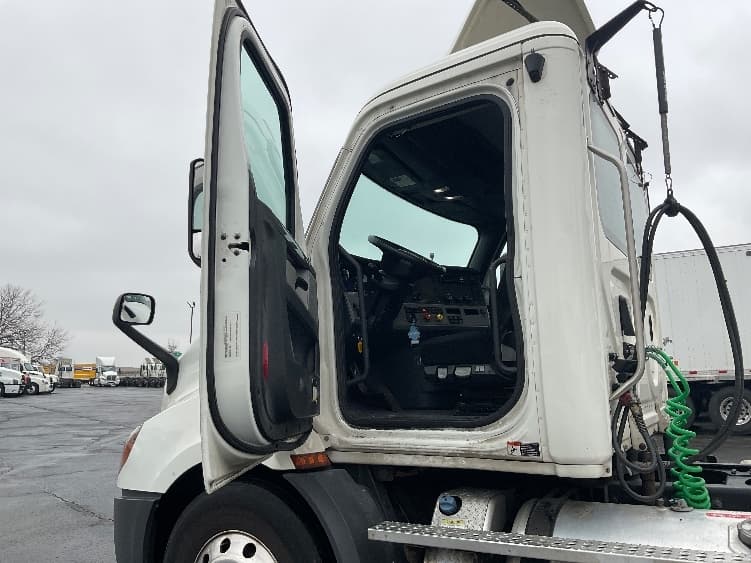 2019 Freightliner Cascadia — photo 9