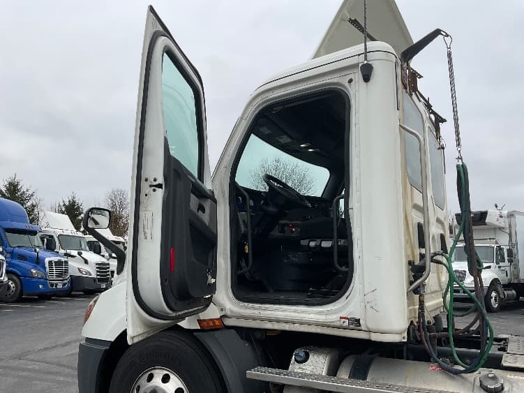 2019 Freightliner Cascadia — photo 9