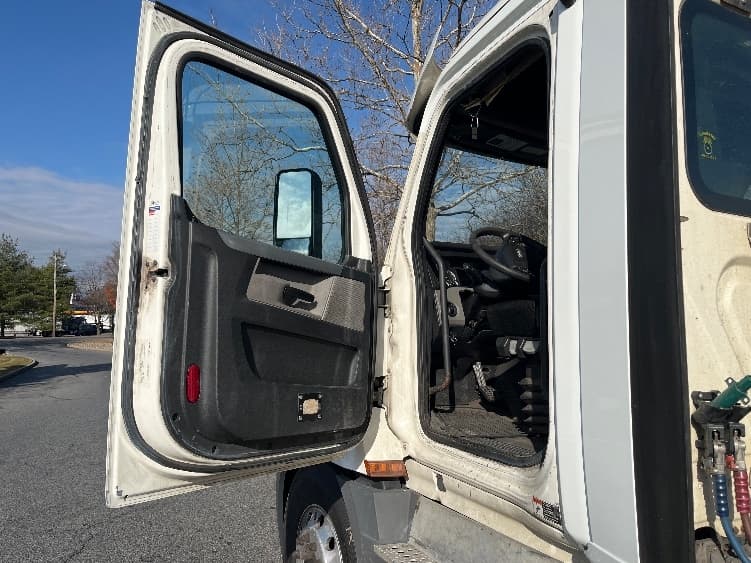 2019 Freightliner Cascadia — photo 9