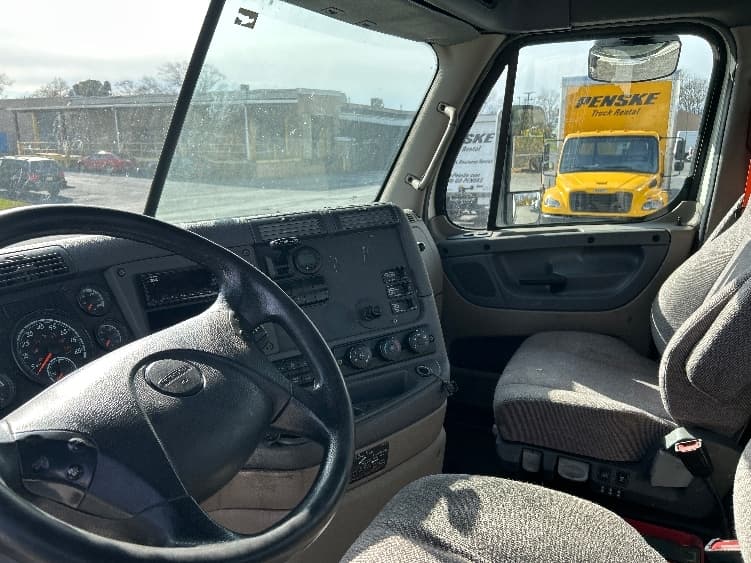 2019 Freightliner Cascadia — photo 10