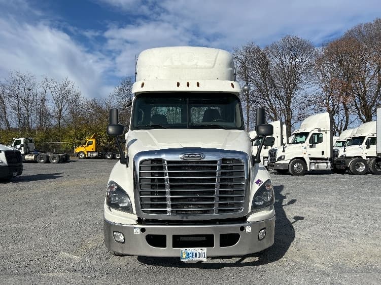 2019 Freightliner Cascadia — photo 2