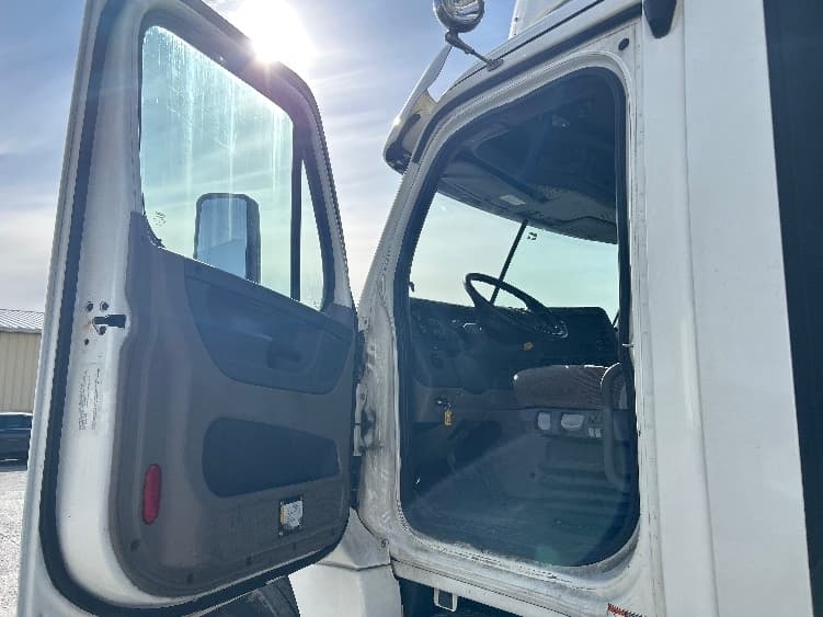 2019 Freightliner Cascadia — photo 9