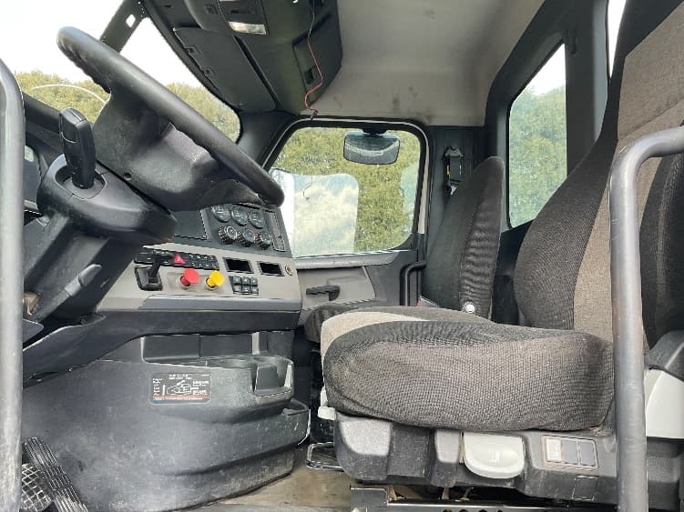 2019 Freightliner Cascadia — photo 10