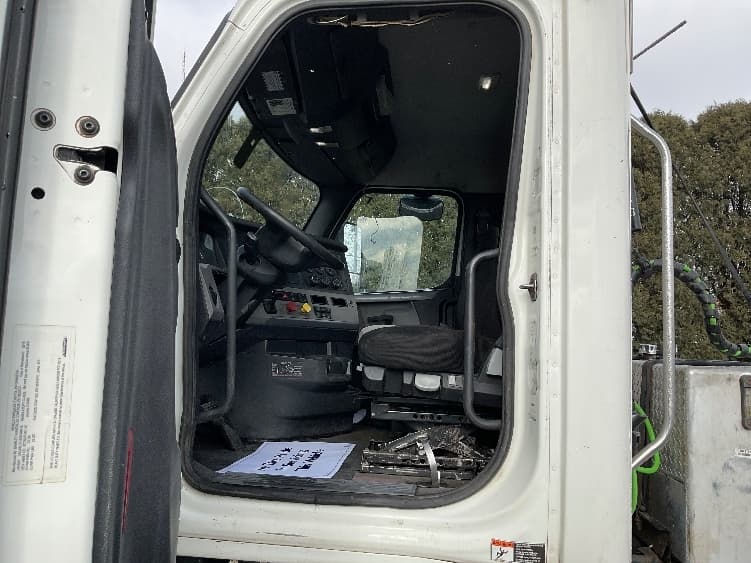 2019 Freightliner Cascadia — photo 9