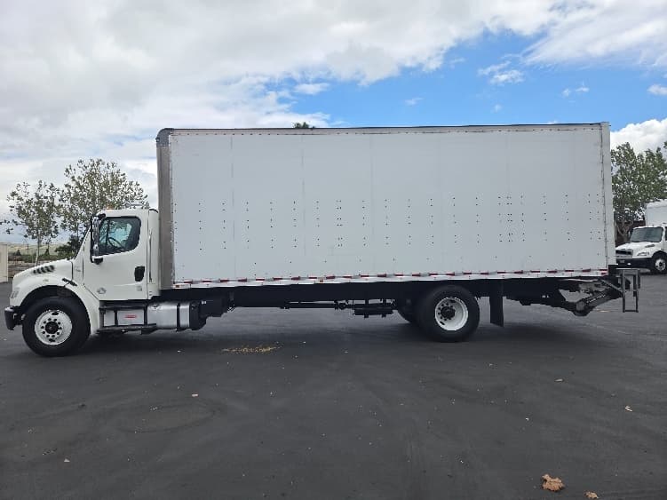 2019 Freightliner M2 106 — photo 4