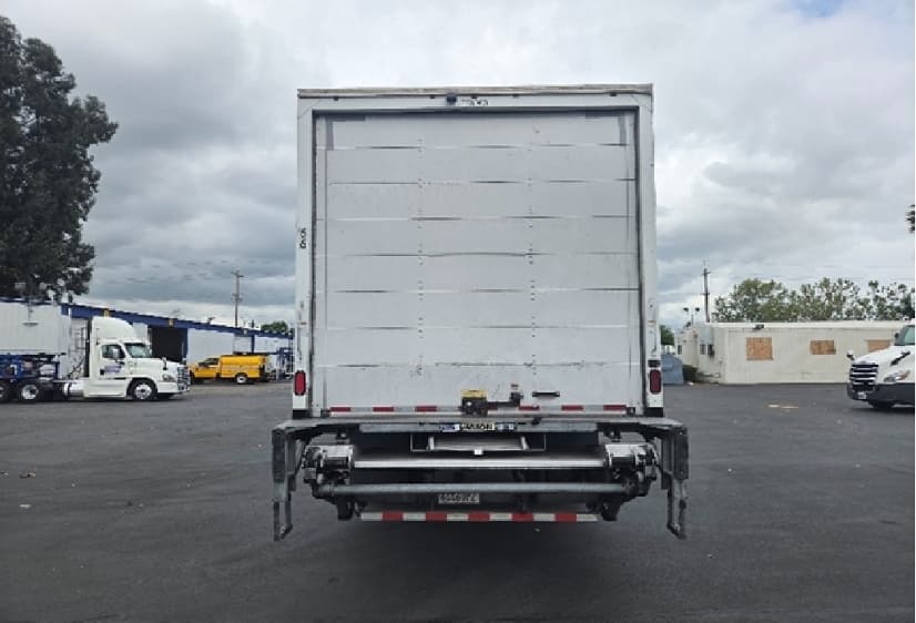 2019 Freightliner M2 106 — photo 7