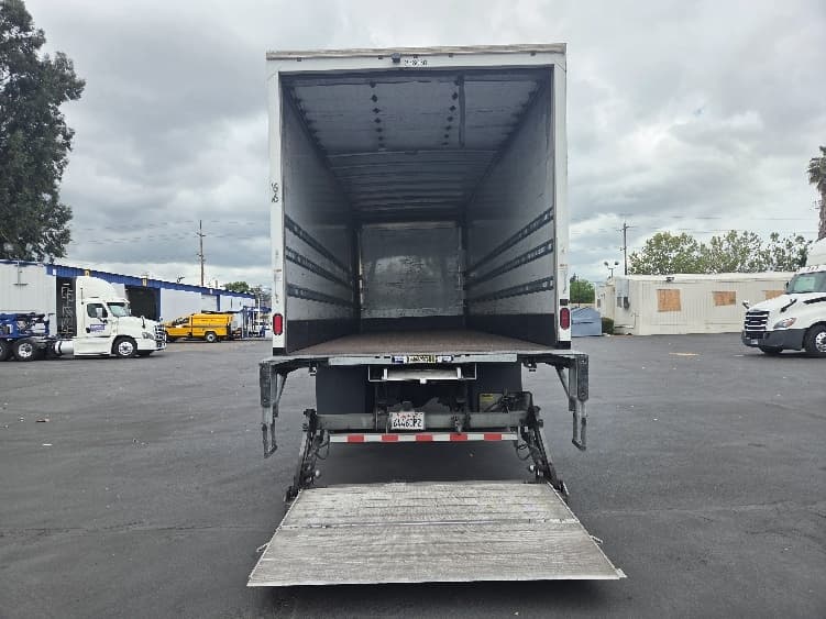 2019 Freightliner M2 106 — photo 9