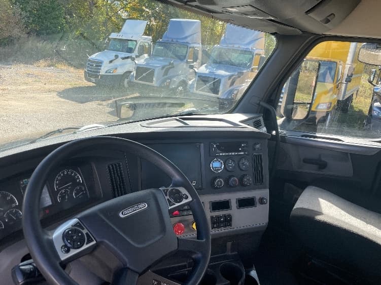 2019 Freightliner Cascadia — photo 10