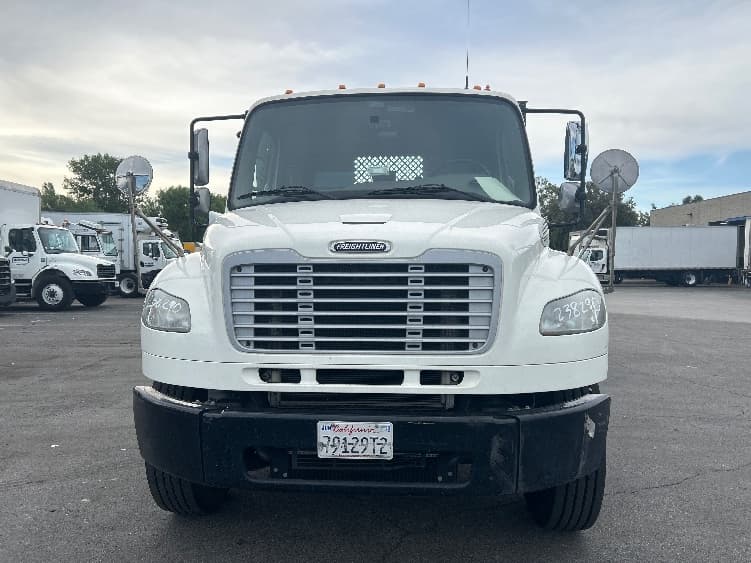 2019 Freightliner M2 106 — photo 2