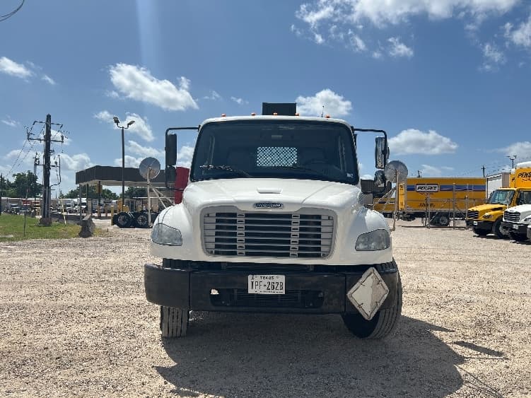 2019 Freightliner M2 106 — photo 2