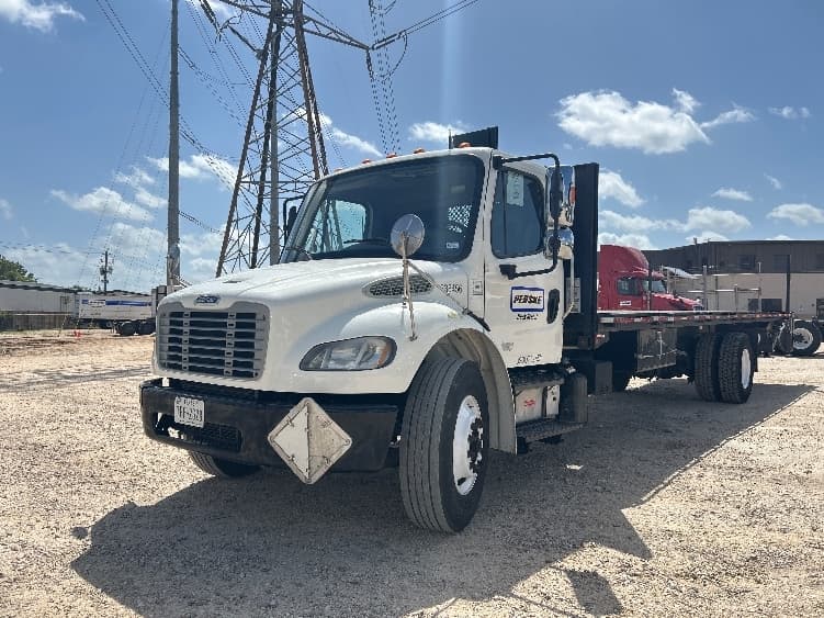 2019 Freightliner M2 106 — photo 3