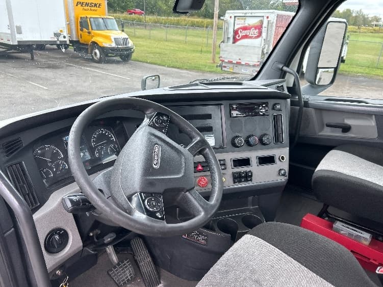 2019 Freightliner Cascadia — photo 10