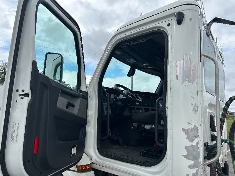 2019 Freightliner Cascadia — photo 9