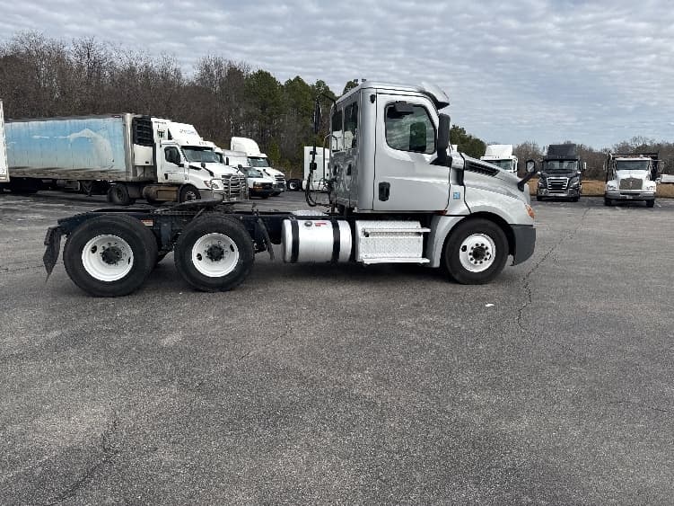 2019 Freightliner Cascadia — photo 8