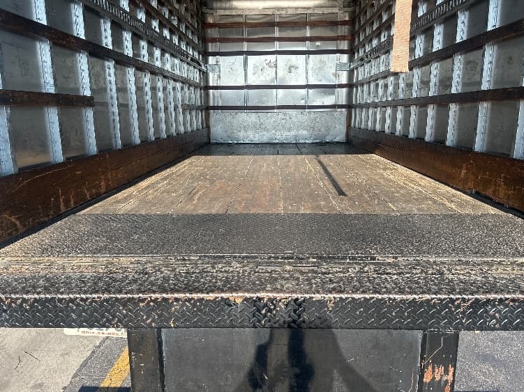 2019 Isuzu NRR — photo 10