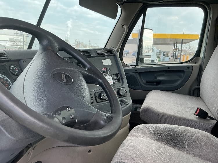 2019 Freightliner Cascadia — photo 10