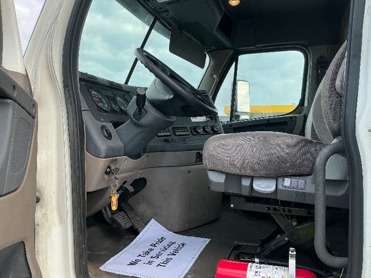 2019 Freightliner Cascadia — photo 9