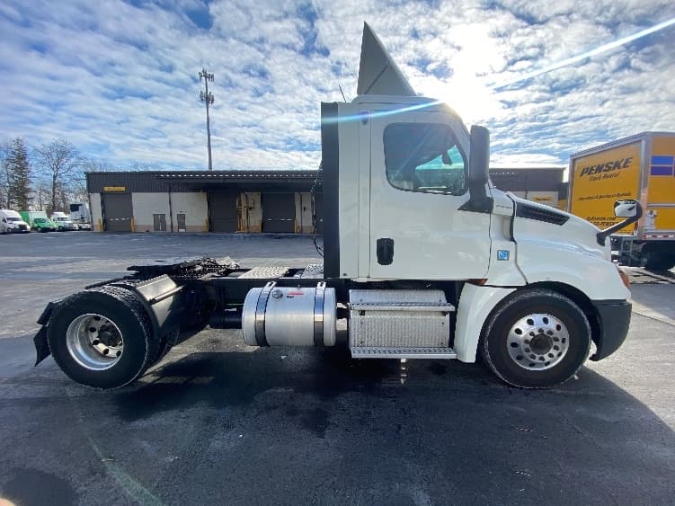 2019 Freightliner Cascadia — photo 8