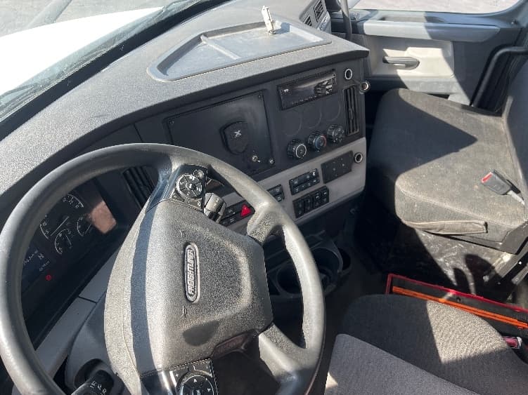 2019 Freightliner Cascadia — photo 10