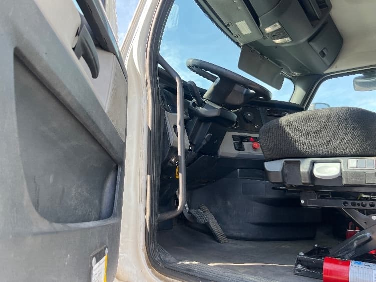 2019 Freightliner Cascadia — photo 9