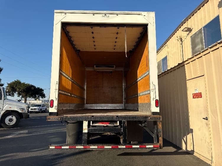 2019 Hino 338 — photo 8