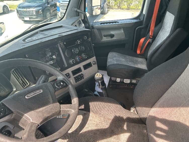 2019 Freightliner Cascadia — photo 10