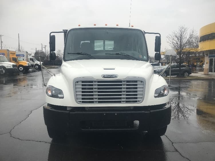 2019 Freightliner M2 106 — photo 2